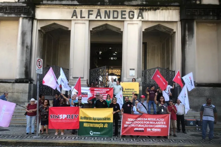 Servidores rejeitam proposta salarial e não descartam greve; Porto de Santos pode ser afetado